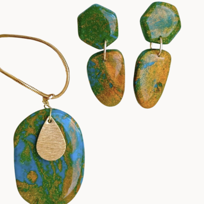 Conjunto de bijuteria com colar e brincos em resina azul, verde e dourada