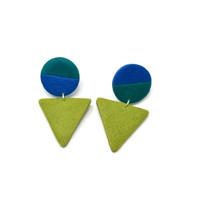 Brincos geométricos com formas redondas e triangulares, em azul, verde e verde claro.