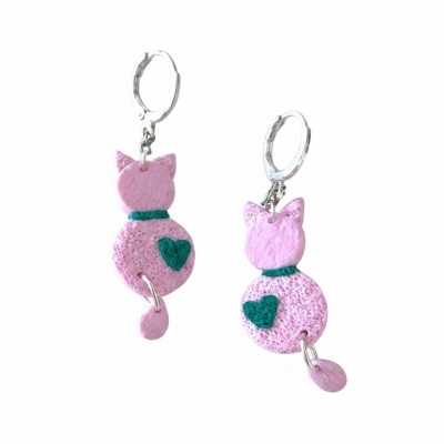 Brincos em forma de gato rosa com coração verde e argolas prateadas
