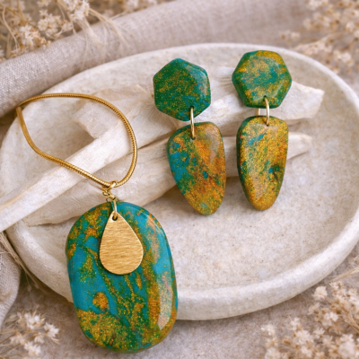 Colar e brincos de resina verde e dourado com base de pedra e flores secas