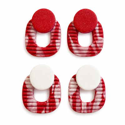 Conjunto de quatro brincos ovais e redondos vermelho e branco com padrão marmoreado