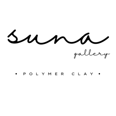 Logo preta com as palavras suna gallery e • POLYMER CLAY • em fundo branco