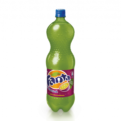 Garrafa plástica verde de Fanta Maracujá com rótulo roxo e tampa azul