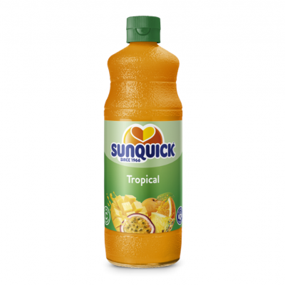 Garrafa Sunquick Tropical bebida em fundo branco