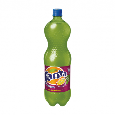 Garrafa de refrigerante Fanta sabor maracujá verde com etiqueta roxa