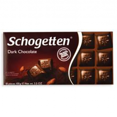 Barra de chocolate Schogetten Dark Chocolate em embalagem castanha com pedaços de chocolate escuro