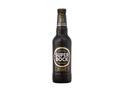Garrafa de cerveja preta Super Bock Stout com rótulo preto e dourado