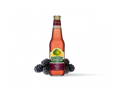 Garrafa de Somersby Blackberry com amoras frescas
