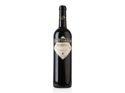 Garrafa de vinho tinto Critterium Reserva com rótulo branco e preto isolada