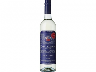 Garrafa de vinho Casal Garcia Vinho Verde com rótulo azul escuro.