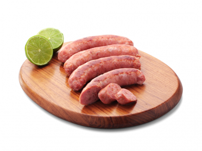 Quatro salsichas cruas numa tábua de madeira com dois limões cortados ao meio