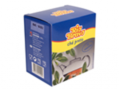 Caixa azul de chá preto da marca Ris Bravo com imagem de chaleira e folhas verdes