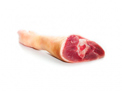 Pedaço de carne crua com pele bege e interior vermelho sobre fundo branco