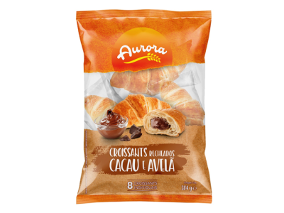 Pacote de croissants recheados com cacau e avelã Aurora, embalagem laranja e transparente.