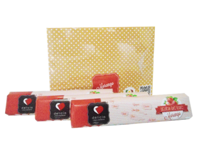 Caixa e barras de chocolate Delícia Morango com decoração vermelha, branca e amarela.