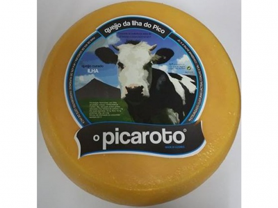 Queijo redondo amarelo com etiqueta da marca o picaroto e vaca desenhada