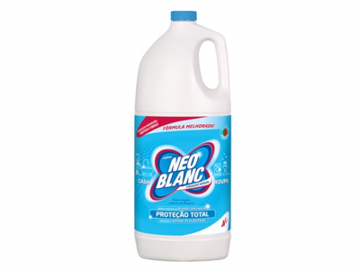 Garrafa branca de detergente Neo Blanc com rótulo azul e tampa azul