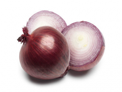 Cebola roxa inteira e cortada ao meio