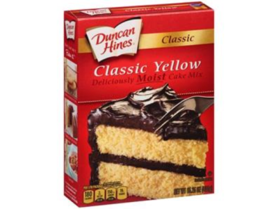 Caixa do preparado para bolo Duncan Hines Classic Yellow com imagem de bolo e texto