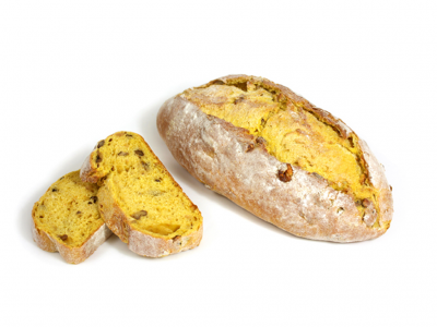 Pão rústico amarelo com duas fatias em fundo branco