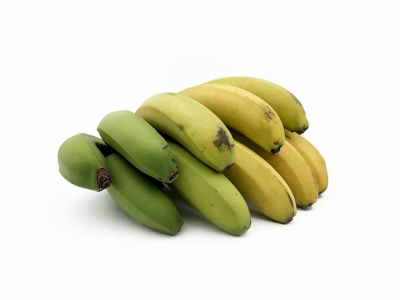 Conjunto de bananas verdes e amarelas sobre fundo branco