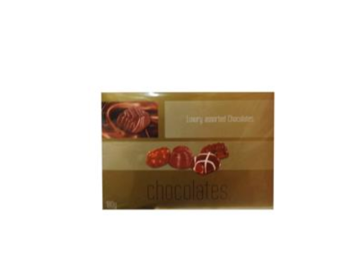 Caixa de chocolates Luxury assorted Chocolates com quatro bombons em destaque