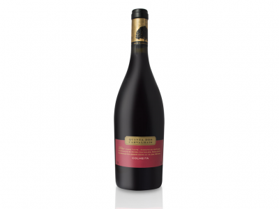 Garrafa de vinho tinto Quinta dos Carvalhais com rótulo rosa e dourado