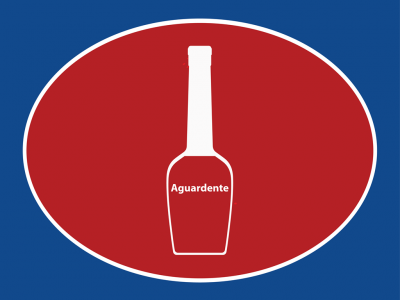 Garrafa branca com texto 'Aguardente' num oval vermelho e fundo azul