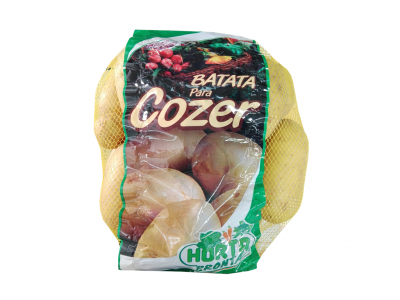 Pacote de batatas para cozer, embalagem de rede amarela com rótulo colorido