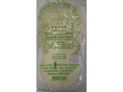 Queijo de cabra fresco em embalagem transparente com texto verde da Queijaria Rodrigues