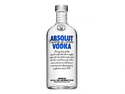 Garrafa de vodka Absolut transparente com rótulo azul e preto