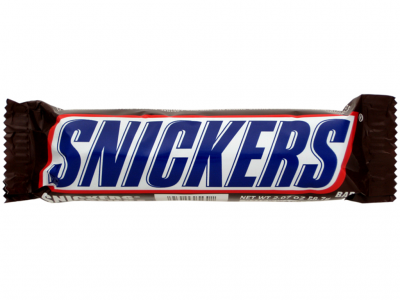 Barra de chocolate Snickers em embalagem castanha com letras azuis e brancas