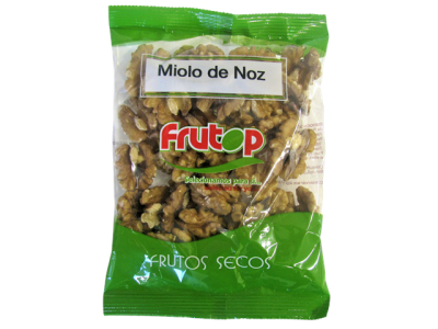 Pacote de miolo de noz Frutop, plástico verde e transparente.