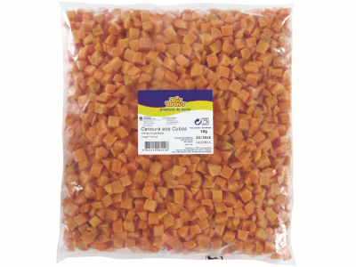 Pacote transparente de cubos de cenoura congelada com etiqueta