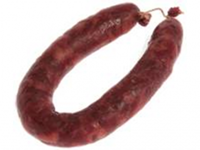 Chouriça enrolada de cor avermelhada escura com textura enrugada