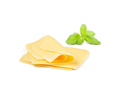 Fatias de queijo amarelo com folhas de manjericão