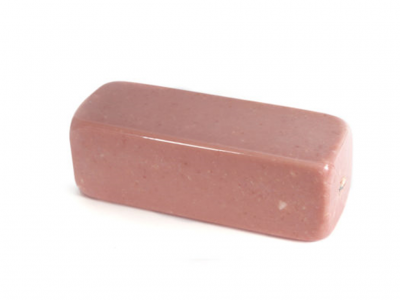 Bloco retangular castanho rosado com superfície lisa sobre fundo branco