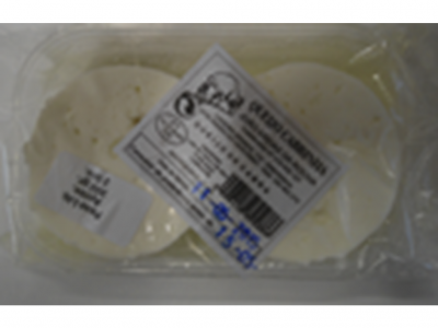 Pacote com quatro queijos redondos brancos em plástico transparente