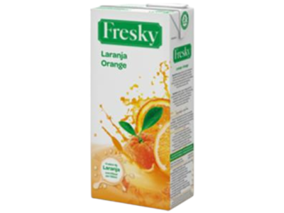 Embalagem de sumo Fresky sabor laranja com ilustração de fruta e respingos