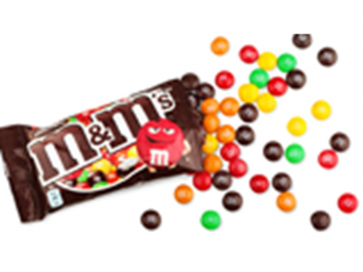 Pacote aberto de chocolates M&M's com confeitos coloridos espalhados
