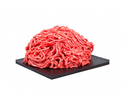 Carne picada crua vermelha sobre base preta