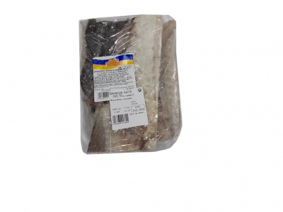 Embalagem transparente com postas de peixe congelado e etiqueta informativa.