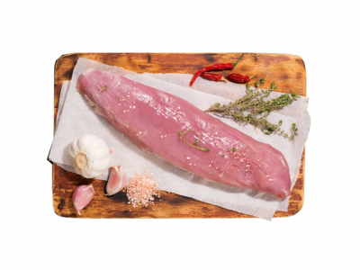 Lombo de porco cru numa tábua de madeira com alho, sal grosso, tomilho e malaguetas