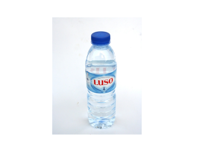 Garrafa de água Luso com rótulo azul e branco e tampa azul sobre fundo branco