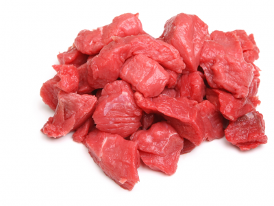 Pedaços de carne vermelha crua sobre fundo branco