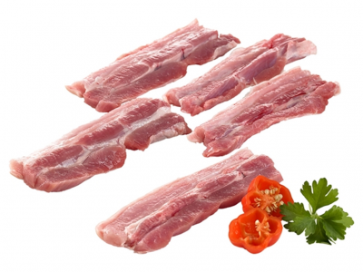 Tiras de carne crua com pimento vermelho e salsa em fundo branco