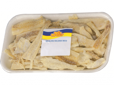 Pedaços de bacalhau salgado seco em embalagem de isopor com etiqueta Rio Bravo