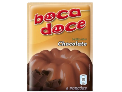 Embalagem de pudim Boca Doce sabor chocolate com imagem do pudim e lascas de chocolate.