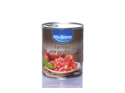Lata de tomate em pedaços Rio Bravo de 780g com rótulo castanho e azul
