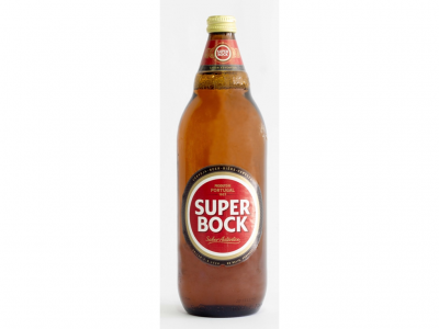 Garrafa de cerveja Super Bock com rótulo vermelho em fundo branco